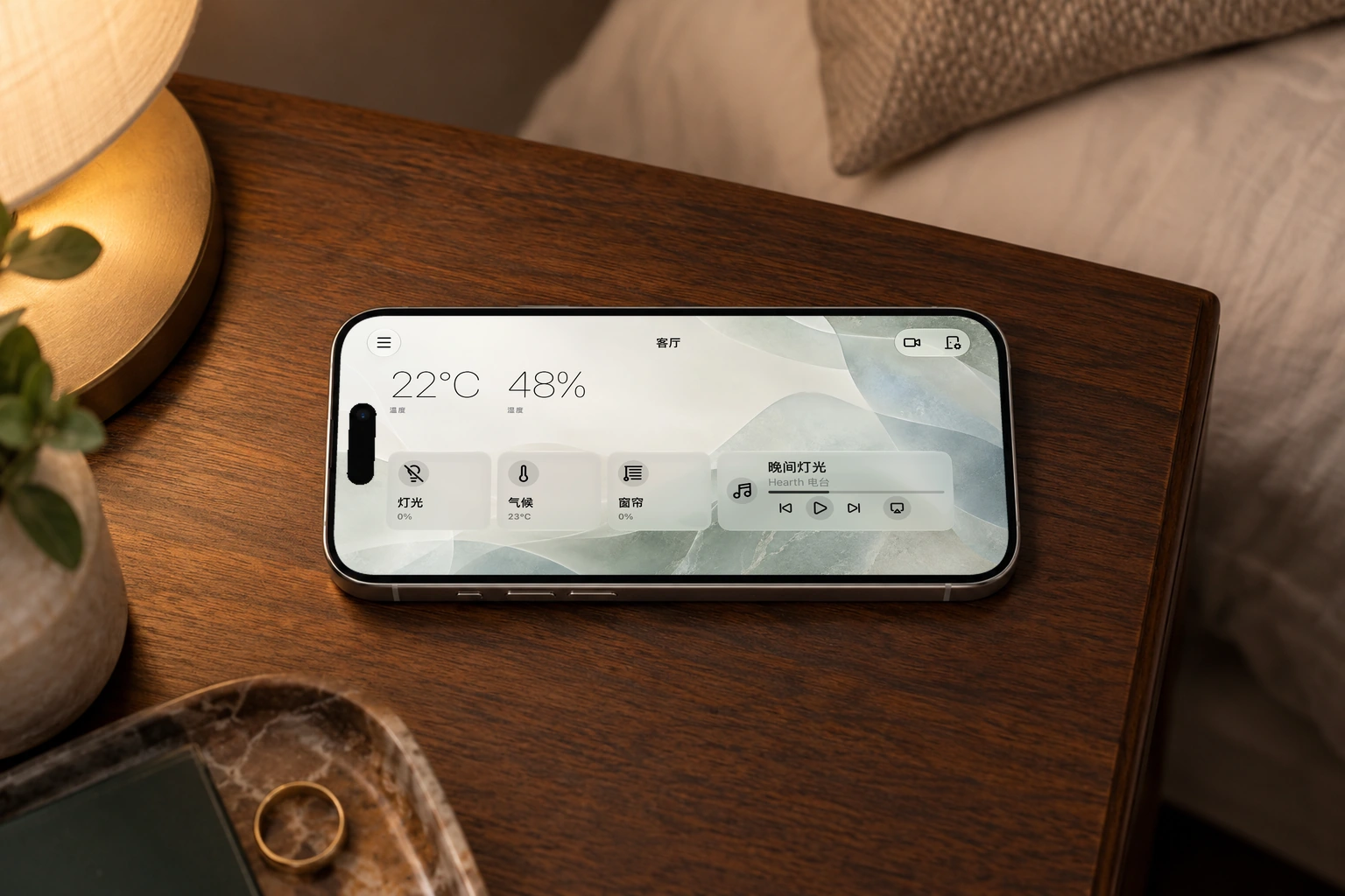 床头桌面上的 iPhone 正在运行 Hearth